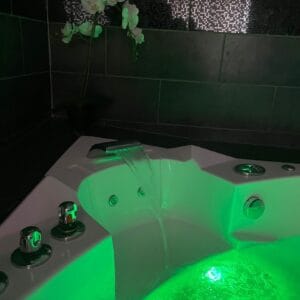 Klasiskā ķermeņa masāža + džakūzī vanna pārim + dāvanā sejas spa (2.pers.) (1h 30min)